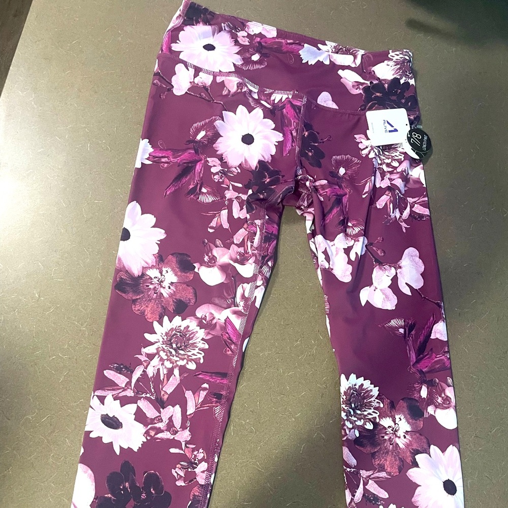Women’s leggings. NWT Size Large.